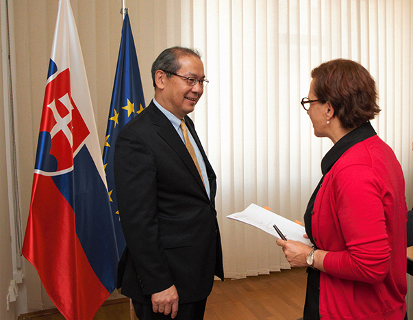 Ingrid Brocková begrüßt S.E. Makoto Nakagawa