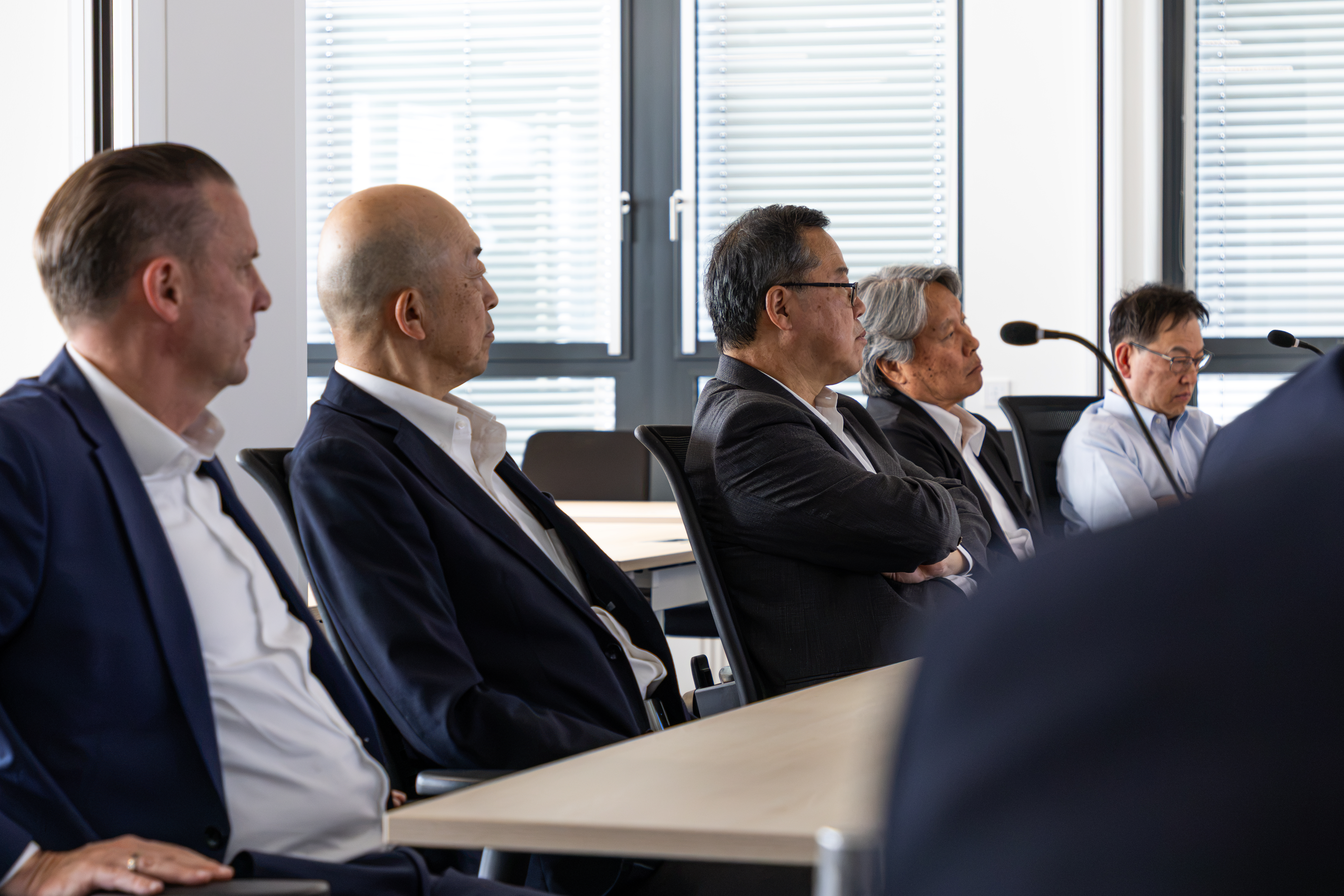 Top-Management sitzt nebeneinander